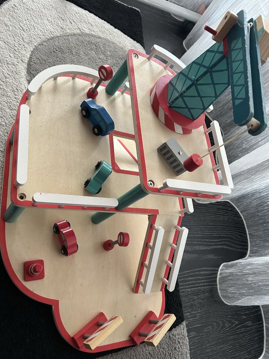 Garaj din lemn cu macara si vehicule, Egmont toys, 2-3 ani
