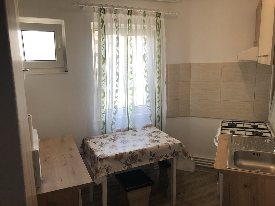 Inchiriez garsoniera et. 2, zona Cetate - Mercur, pret negociabil.