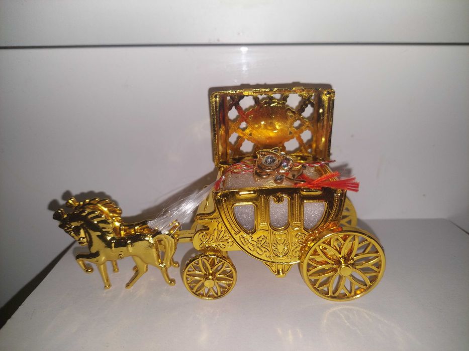 Caleasca trasura cu caluti cutie bijuterii aurie