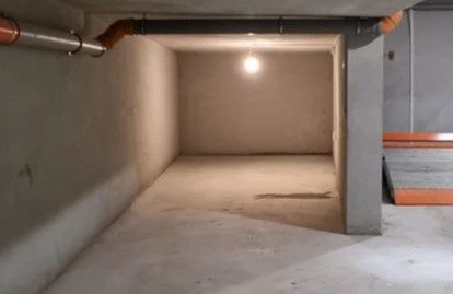 Închiriez loc parcare subteran - Politehnica / Grozăveşti, imobil mic