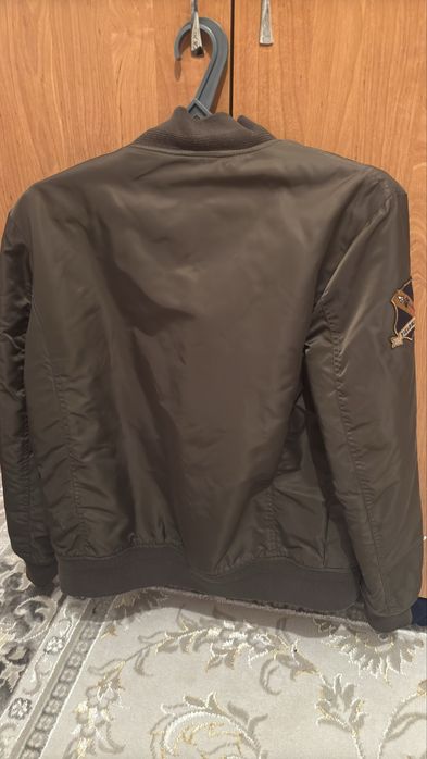 Продаю бомбер colin’s