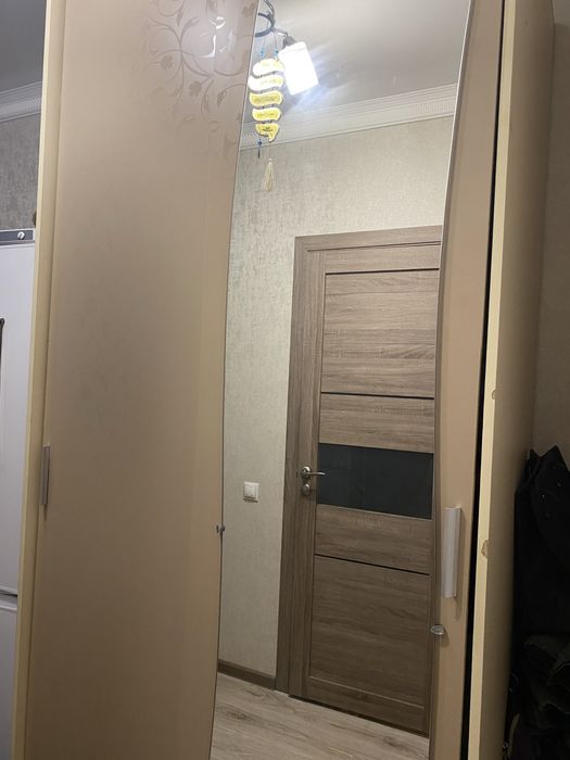 Шкаф с зеркалом, очень вместительный