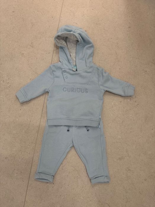 Комплект на марката Окайди, суитшърт и спортно долнище. Размер 6м., 68