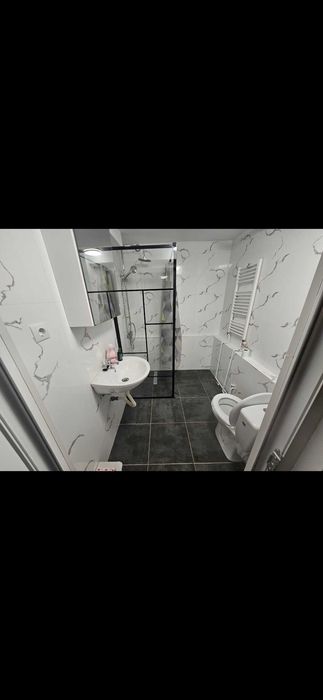 De închiriat: apartament 2 camere, curte și parcare –  aproape de oraș