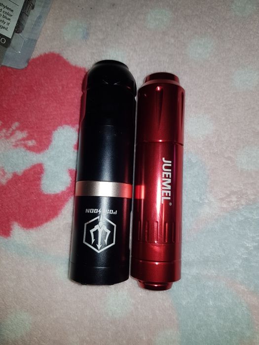 Vand 2 mașini de tatuat cu toate accesoriile necesare.
