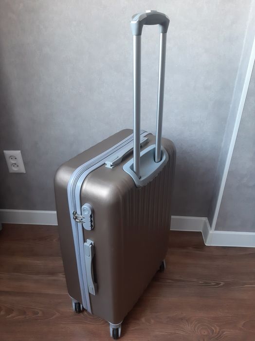 Чемодан среднего размера "М".