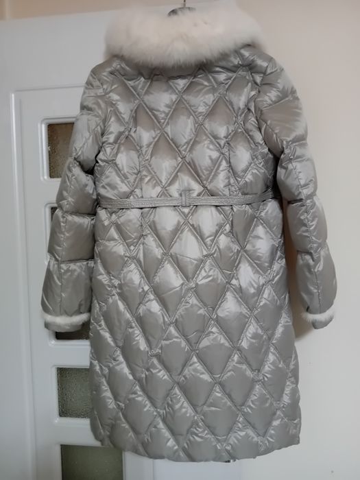 Vând Haină Nouă cu Vizon crem la guler, Masura M - Lla