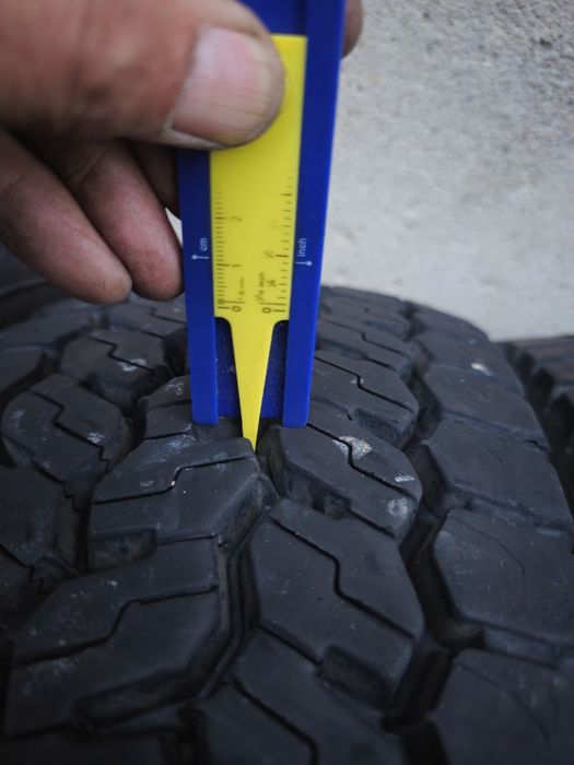 Anvelope 215 75 R 17.5  de tracțiune și de direcție Michelin.