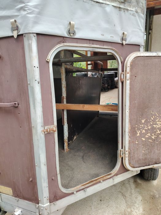 Remorcă pentru transport animale vii