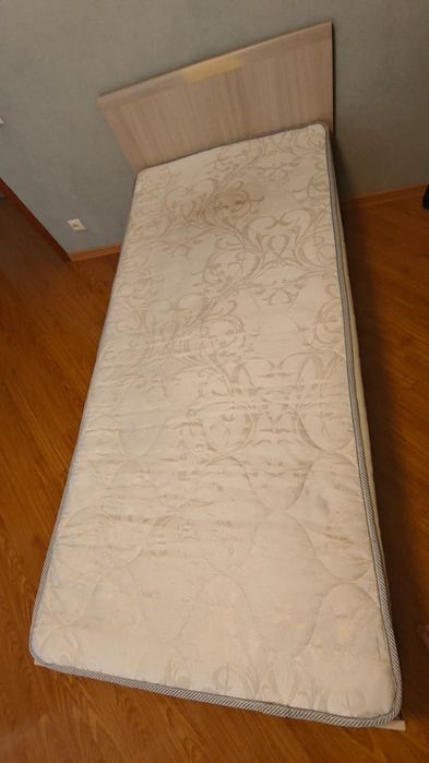 Односпальная кровать с матрасом