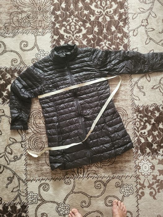 Женская юбка черная и свитер мягкий.