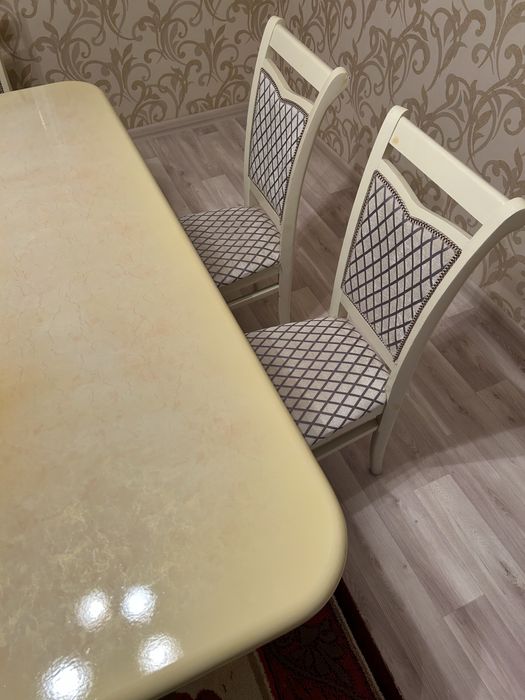 Кухонный стол из дерева