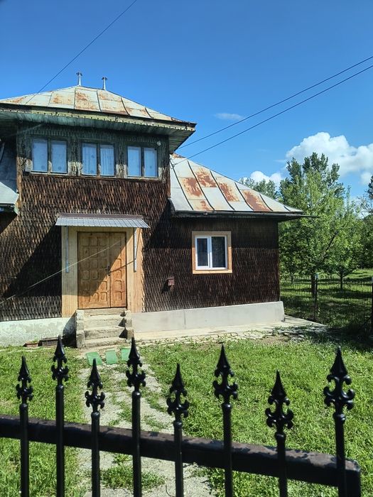 Vand casa cu livada