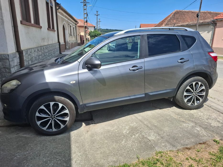 Nissan Qashqai 1,5
-Diesel
-2011
-panoramic 
-set cauciucuri iarna -va