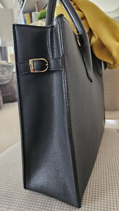 Твърда дамска чанта в черен цвят