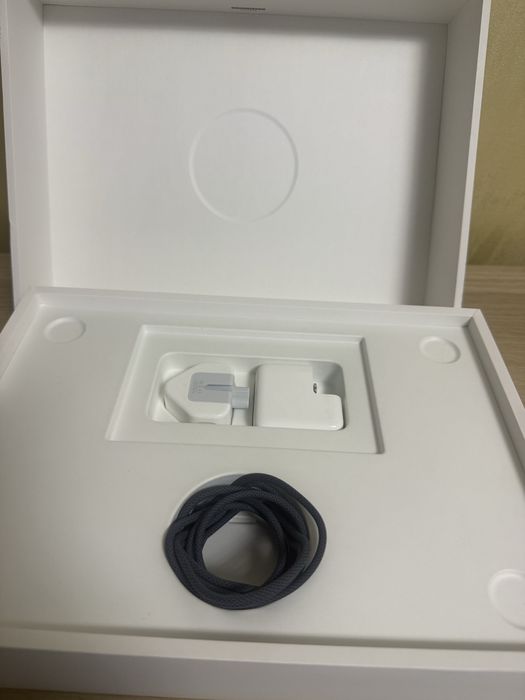 Mac Book Air 13 - M3, 16gb, 256 GB SSD