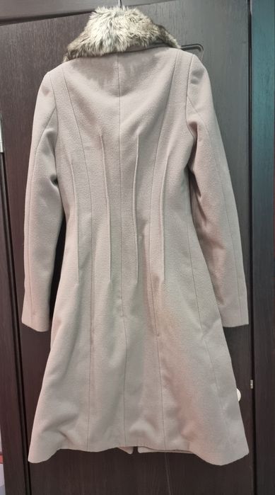 Елегантно вълнено палто с яка в сиво