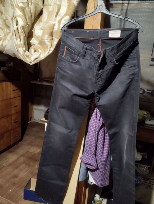 Джинсы чёрные брендов BOSS.