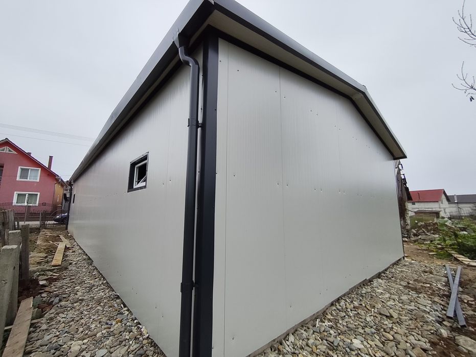 Garaje moderne din panouri sandwich – izolate, cu uși automate și geam