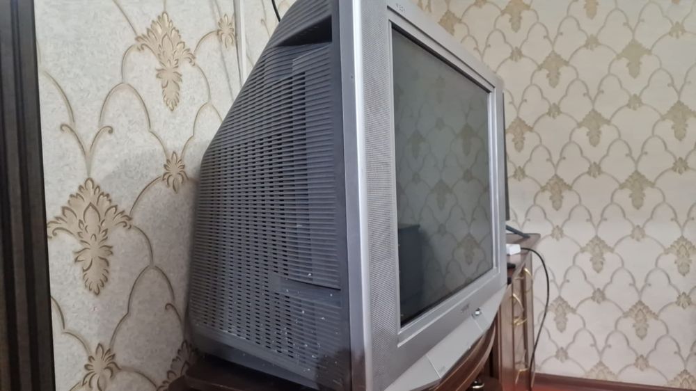 Телевизор Sony с подставкой
