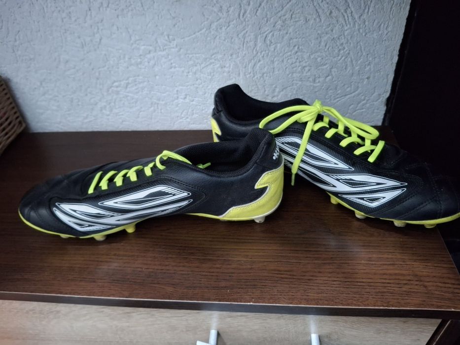 Футболни обувки,,Бутонки,,