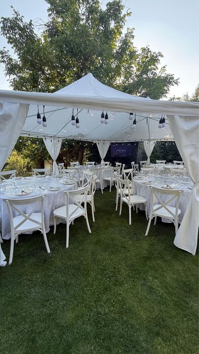 Стол стулья посуда