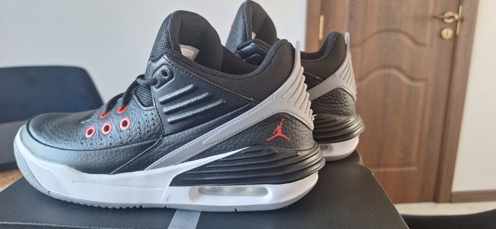 NIike Jordan MAX AURA 5