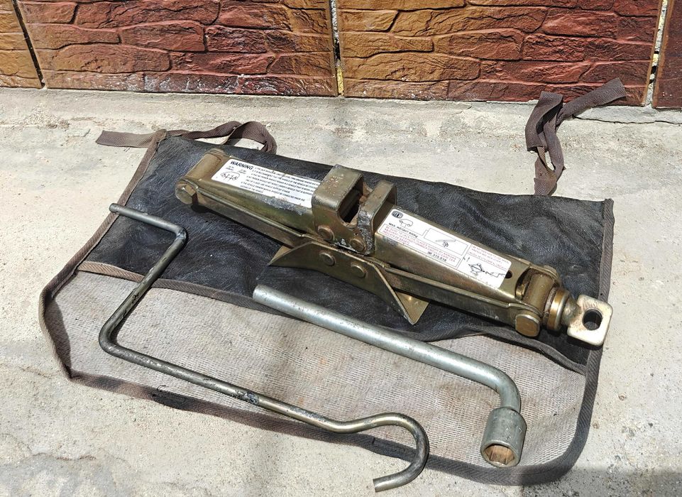 Cric auto pliabil - model universal