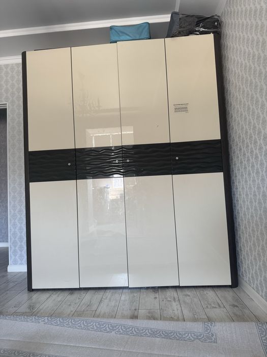 Шкаф и комоды с тумбочками