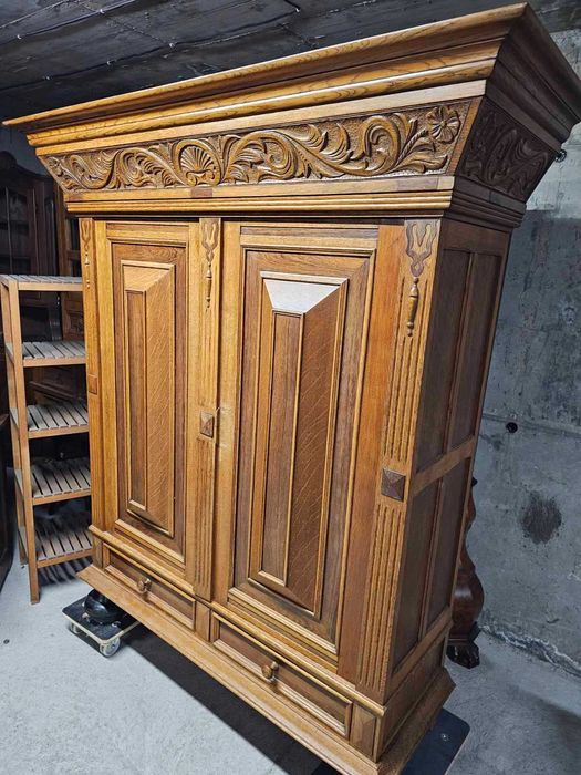 Витрина с дърворезба