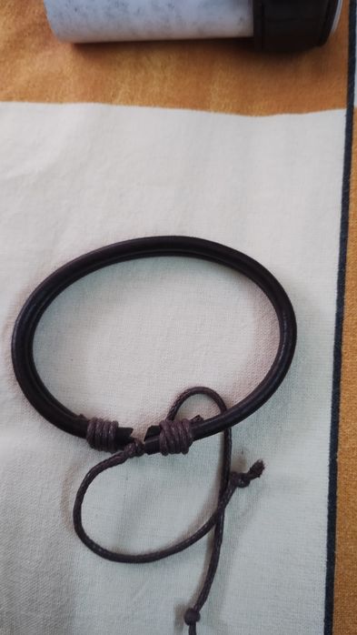 Чисто нов мъжки часовник с две кожени гривни.Отворен само за тестване.