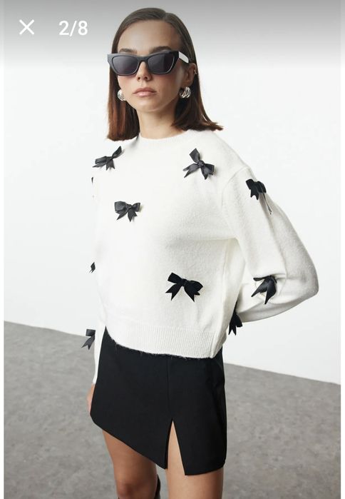 Бял пуловер с панделки