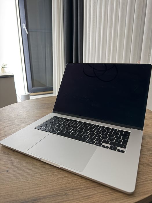 Macbook Air m3 15.3’ 256gb SSD 8gb RAM