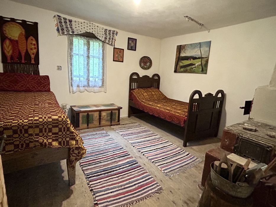 Casa MUSCELEANA , stil Conac , cu livada , teren intravilan- 2 000 mp.