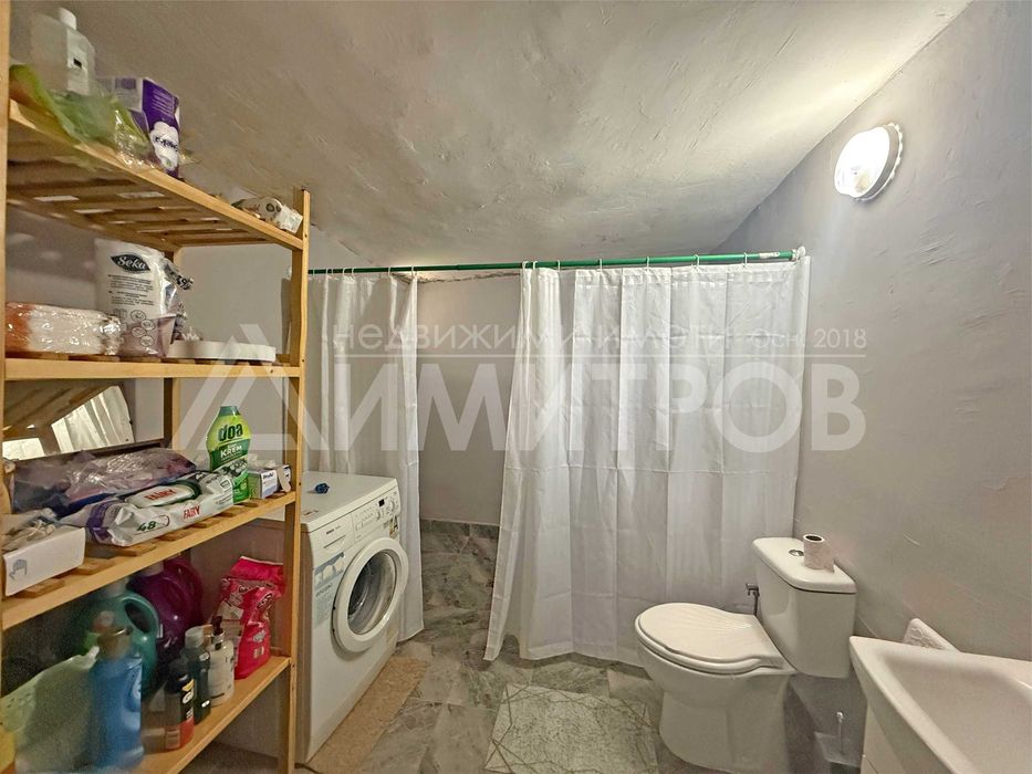 Продава еднофамилна тухлена къща с 1,2 дка двор в с. Ружица (обл. Шумен)