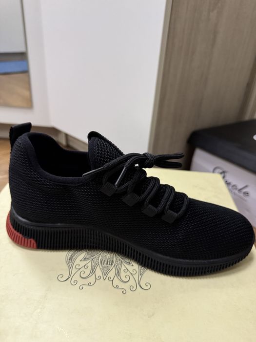 Продается женская обувь кроссовки