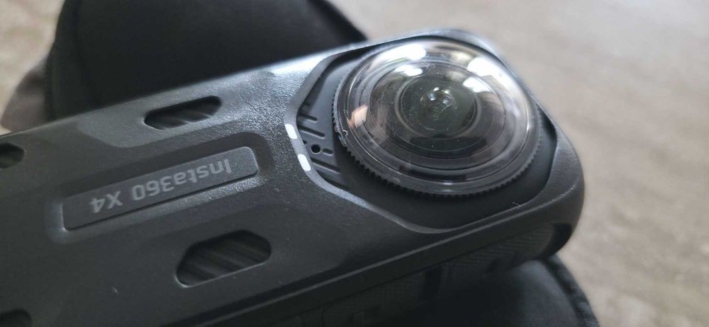 Camera video sport 360 - Insta360 X4 - filmare 8K - cu 2 baterii extra și fast charger