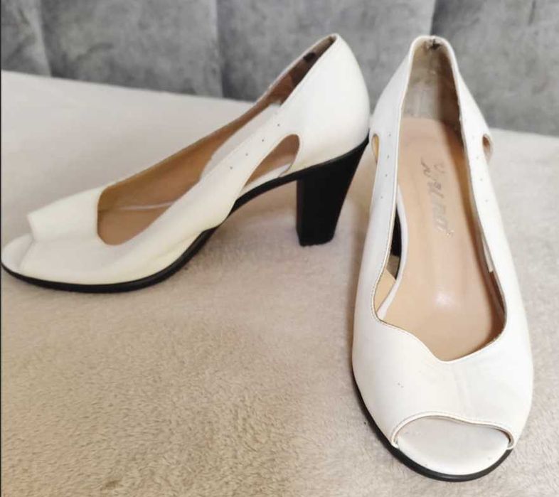 Бели летни обувки на ток, естествена кожа