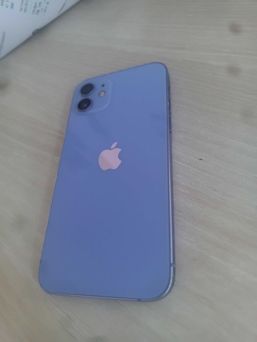 Продавам IPhone 12