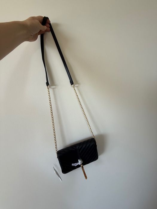 Черна чанта с висулка