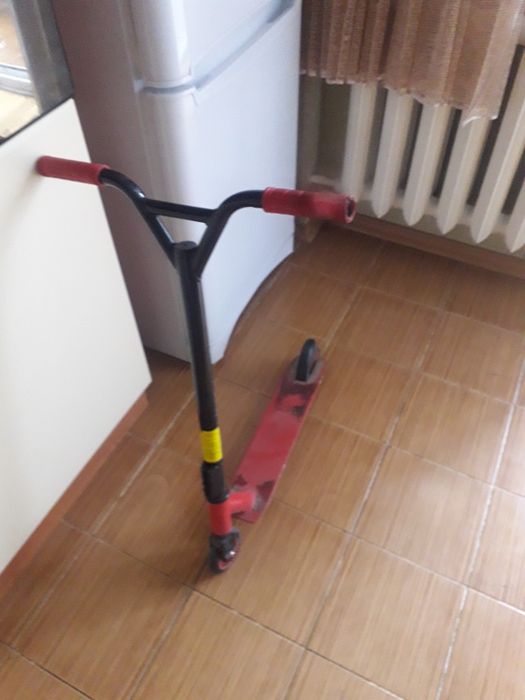 Продам б/У детский самокат, скейтборт