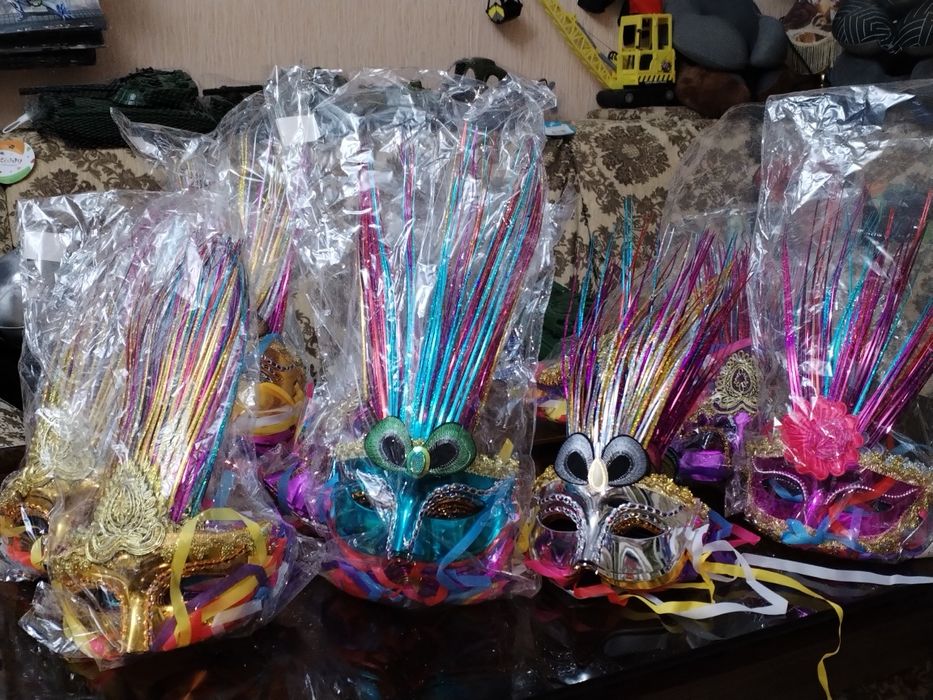 Маски карнавальные есть различные цвета