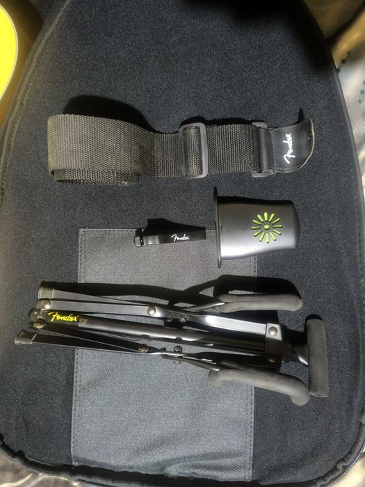 Fender cd 60 nat Чехол, кападастер, ремешок и подставка.