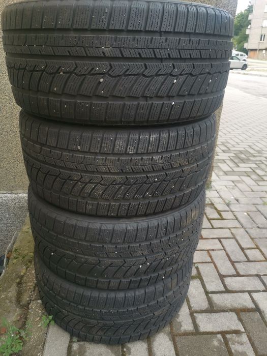Зимни гуми с джанти 20 цола. Размера е 275/40/20.