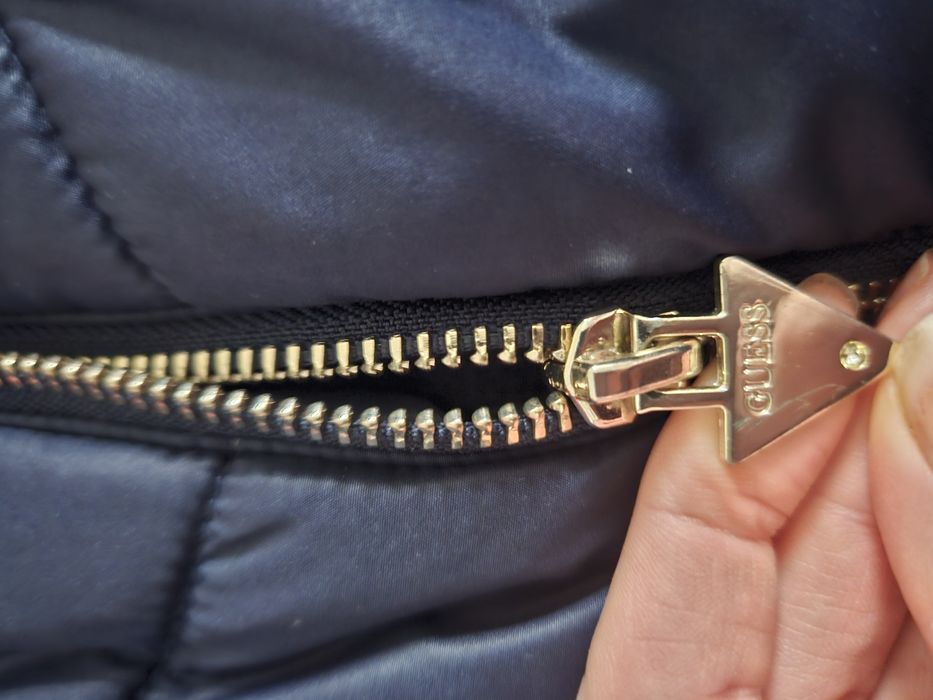 Синьо  яке на guess