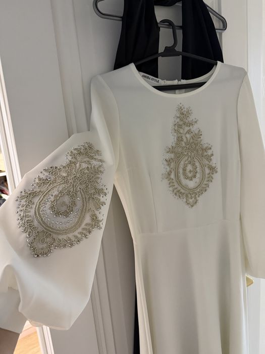 белое платье со стразами этно стиль