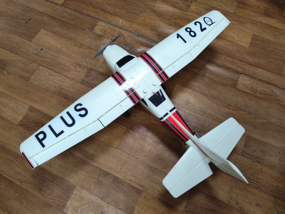 Продаётся авиамодель Cessna 182