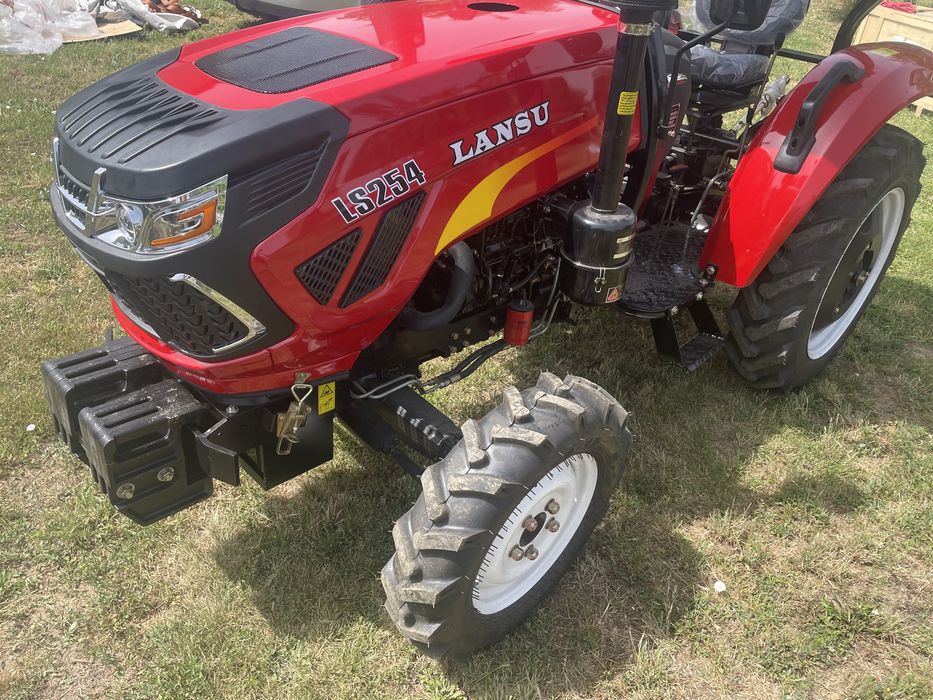 Трактора вече е регистриран ,  нов . ГО, ГТП, 25 к.с.  4х4 ,фреза