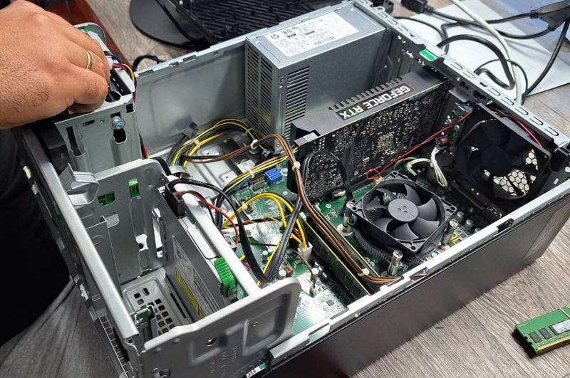 Компютър за игри HP EliteDesk 800 G5 i5-8500/16GB RAM/256GB RTX 2060