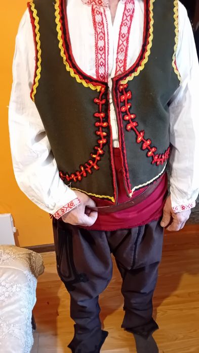 Мъжка  носия.  Пищимал червен,син